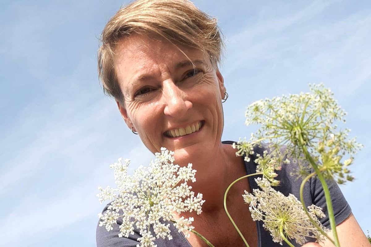 Close-up foto van vrouw met schermbloemen