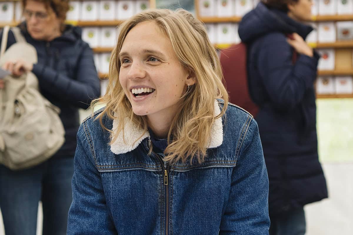 Heleen Calcoen verkoopt haar zaden op een beurs.
