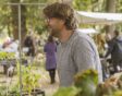 Pieter van kwekerij Pieters Planten verkoopt planten op de Ambachtelijke Plantenmarkt, achter zijn stand.
