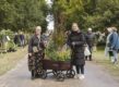 Twee mensen op de Ambachtelijke Plantenmarkt met gekochte planten in hun kar.