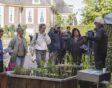 Rob vertelt op de Ambachtelijke Plantenmarkt over een vijver naast hem.