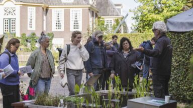 Rob vertelt op de Ambachtelijke Plantenmarkt over een vijver naast hem.