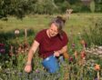 Brenda plukt bloemen in haar pluktuin Zaden uit Zalk.