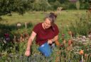 Brenda plukt bloemen in haar pluktuin Zaden uit Zalk.