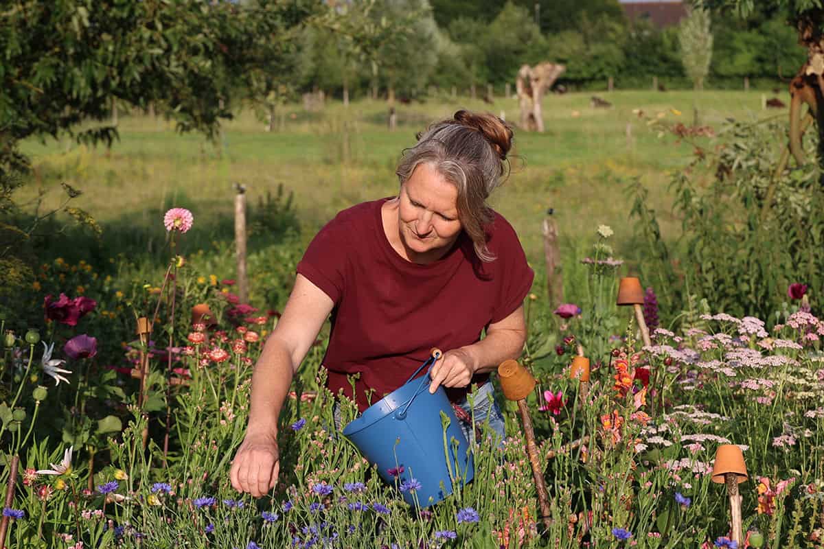 Brenda plukt bloemen in haar pluktuin Zaden uit Zalk.