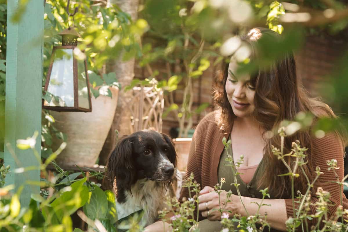 Redacteur Anne Wieggers met hond Nova in de tuin.