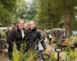 Twee zussen met hun aankopen op de ambachtelijke plantenmarkt