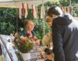 Brenda Gruppen staat achter kraam