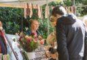 Brenda Gruppen staat achter kraam