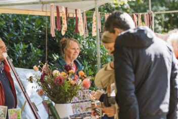 Brenda Gruppen staat achter kraam
