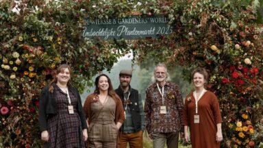 Redactie gardeners' world magazine onder bloemenkunst van anne van midden