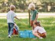Kinderen staan om krat