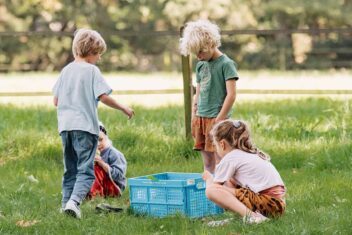 Kinderen staan om krat