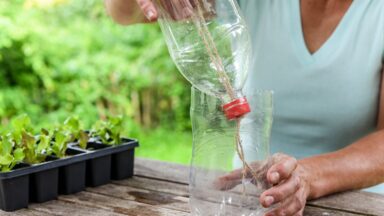 Vrouw stopt 2 helften van plastic fles in elkaar.
