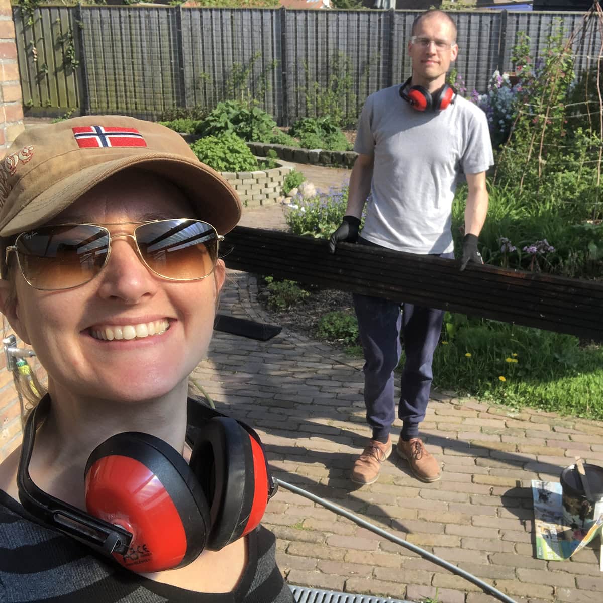 Miranda en Marco klussen in eigen tuin.