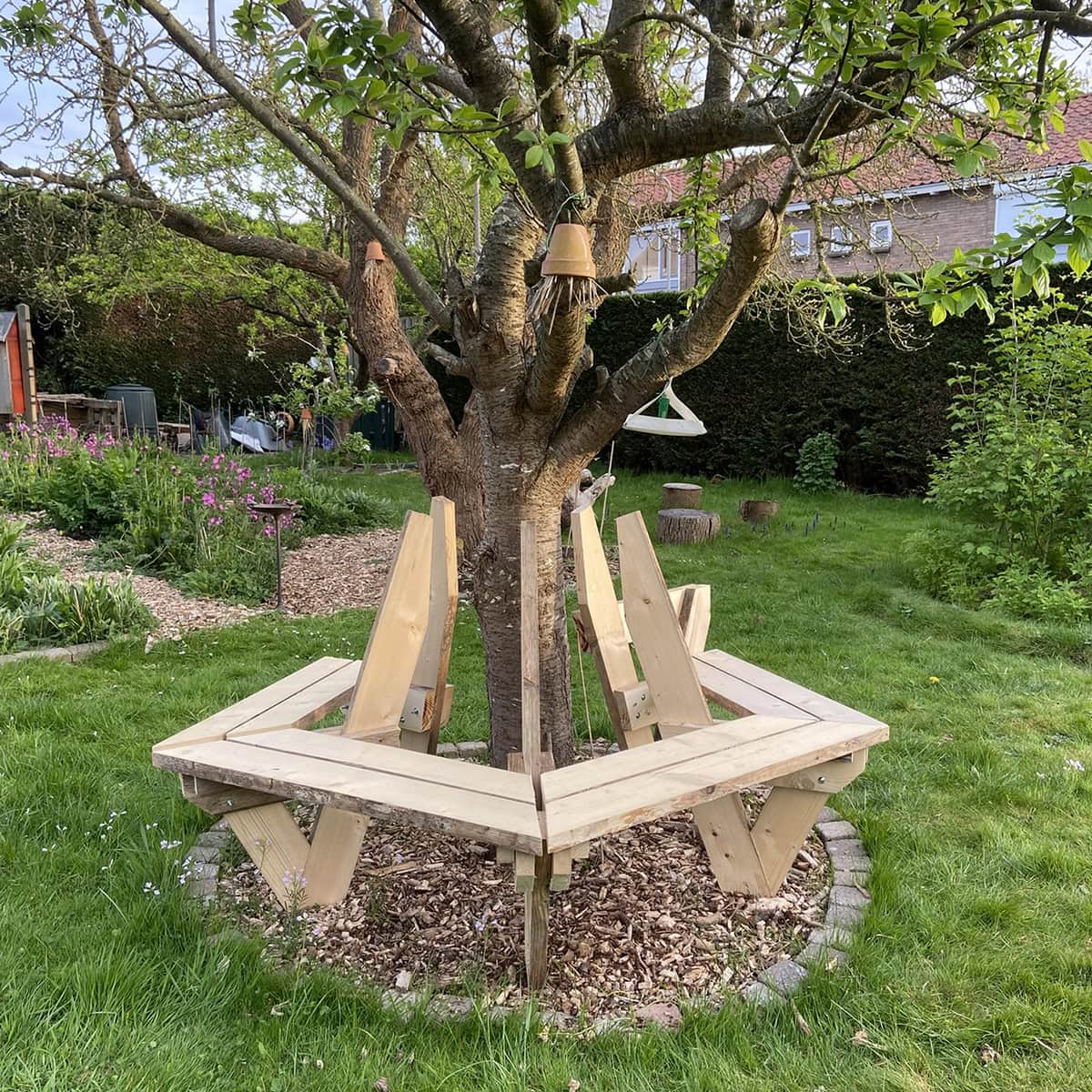 Zelfgemaakte boombank in de tuin van Miranda.