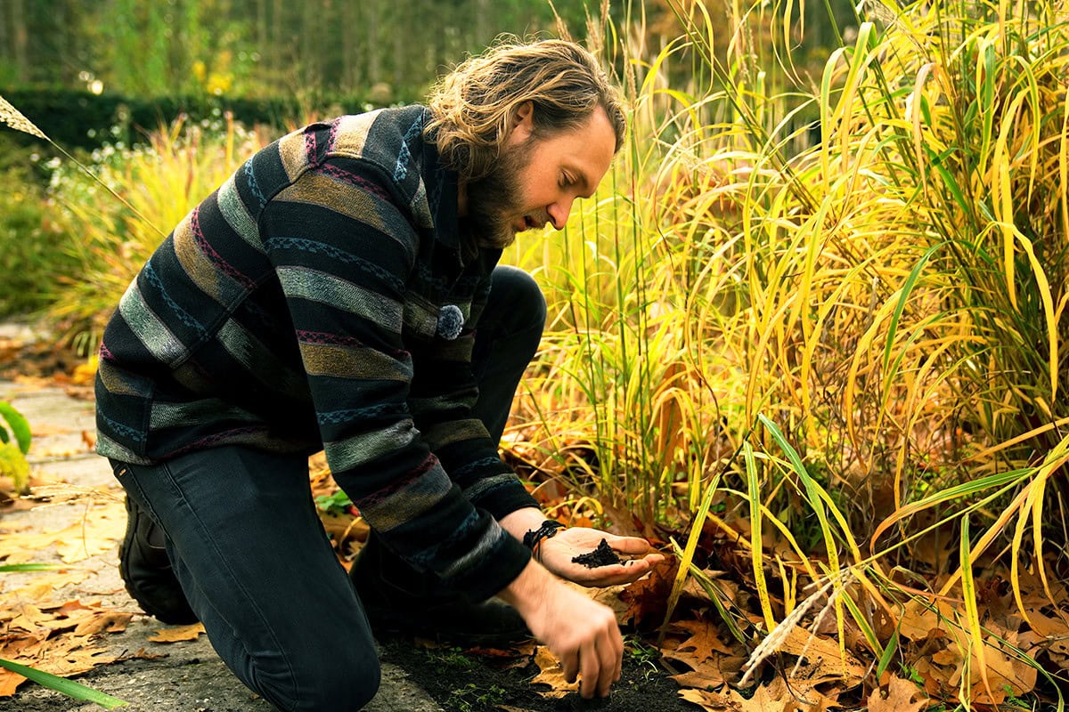 Man voelt met hand aan aarde
