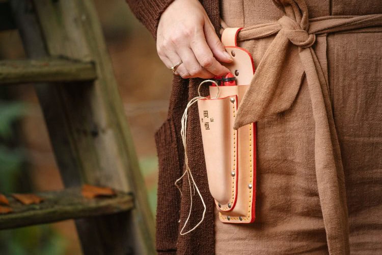 Leren holster aan de heup, voor een snoeischaar