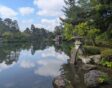 Het prachtige Kanazawa Kenrokuen met bomen, water en met mos begroeide stenen.