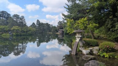 Het prachtige Kanazawa Kenrokuen met bomen, water en met mos begroeide stenen.