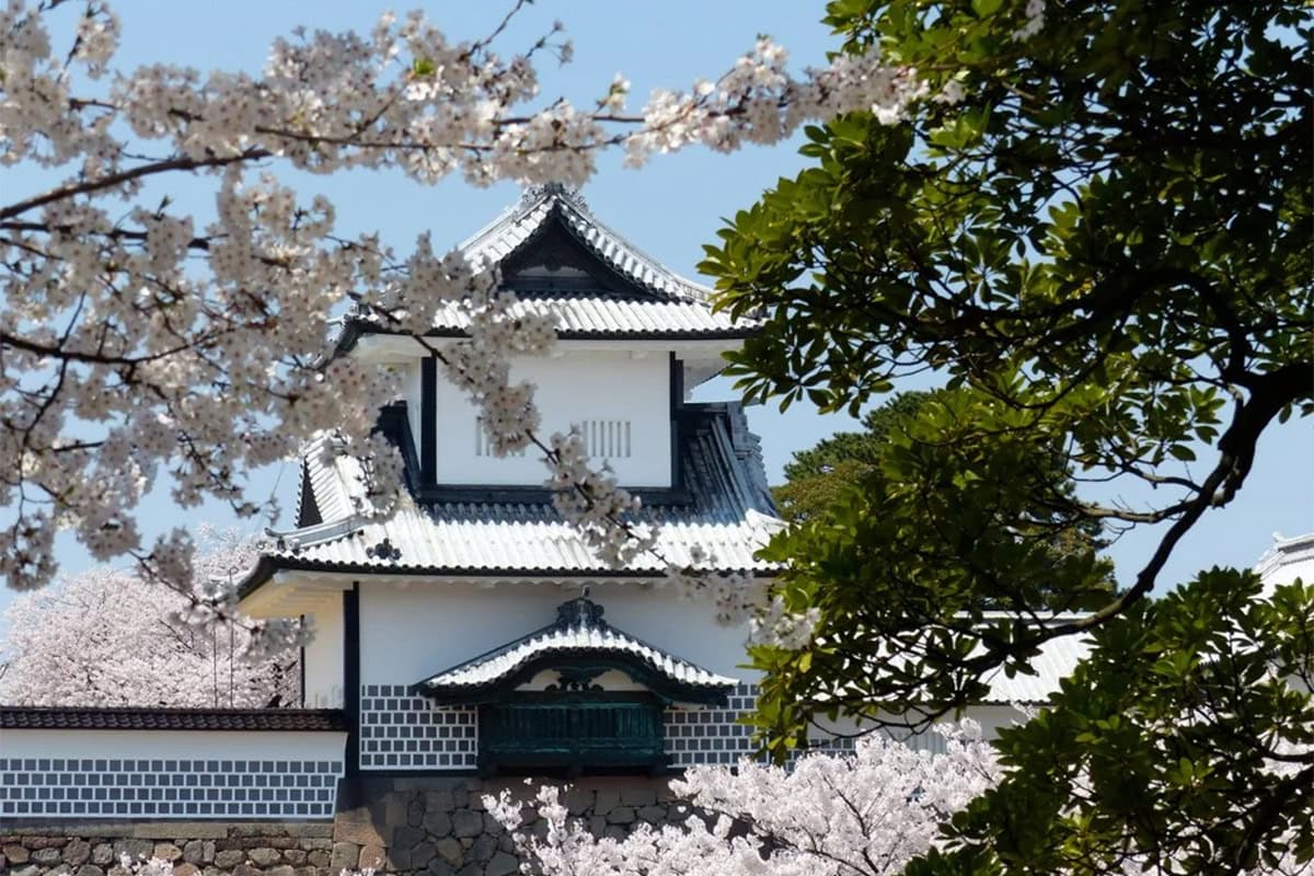 Een prachtig Japans paleis met de kenmerkende kersenbloesem.