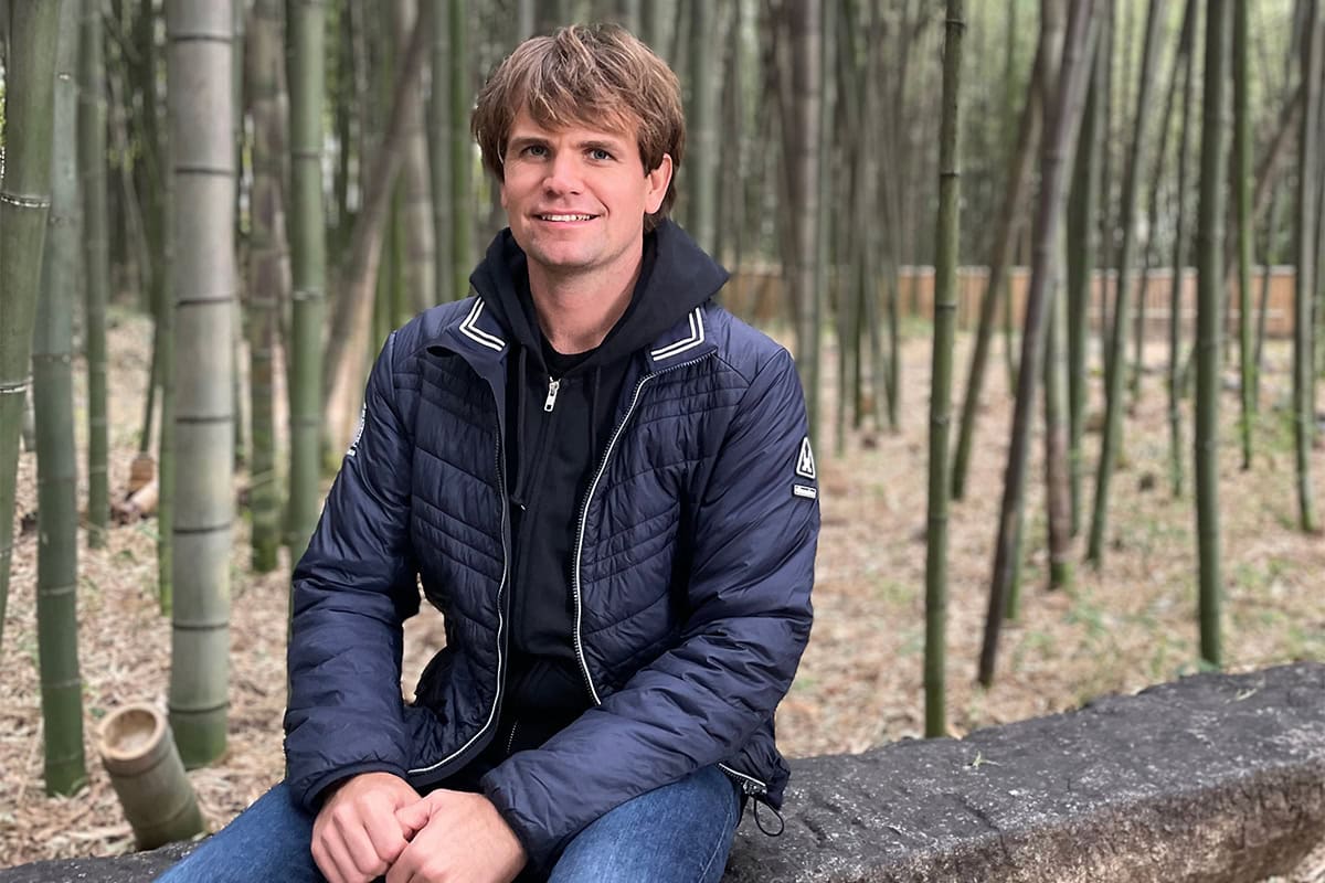 Reisgids Frank van Dimsum Reizen voor een bamboebos.