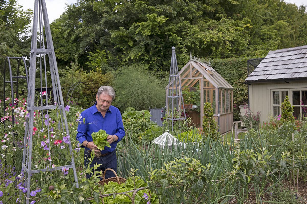 Man tuiniert in de moestuin.