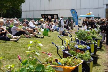 Kruiwagens beplant door basisschoolleerlingen.