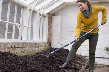 Vrouw vult kasborders bij.