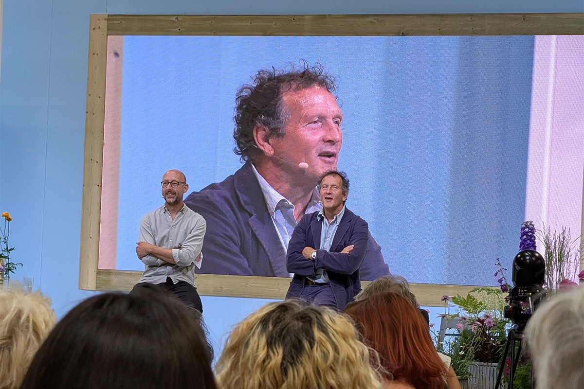 Monty Don op het podium tijdens zijn lezing.