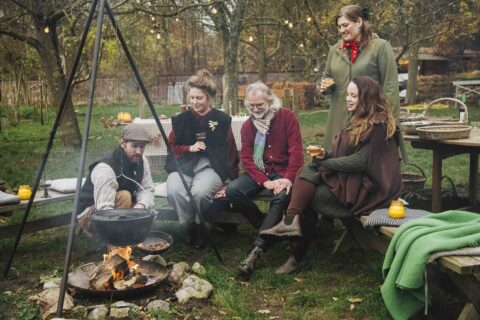 De redactie van Gardeners' World zit bij een kampvuur in de winter.