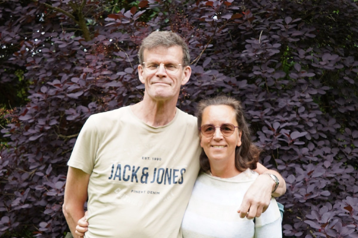 Reizigers Henny en Madelon voor een pruikenboom.