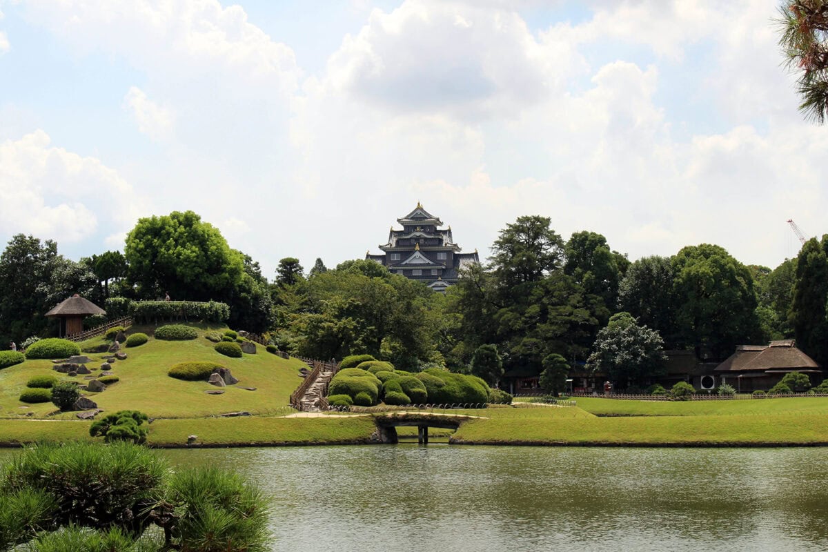 Japanse tuin Korakuen, gelegen achter een vijver en met een kasteel.