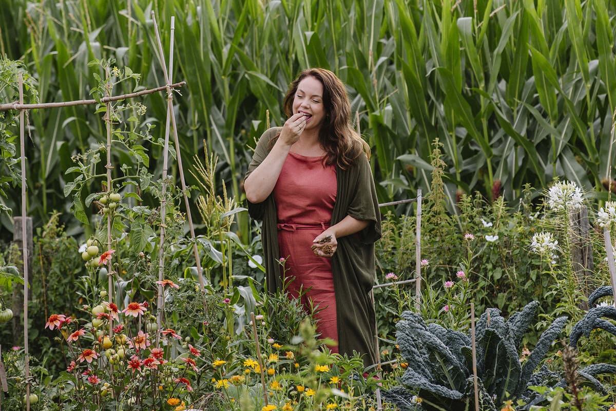 Anne smult van iets uit eigen moestuin.