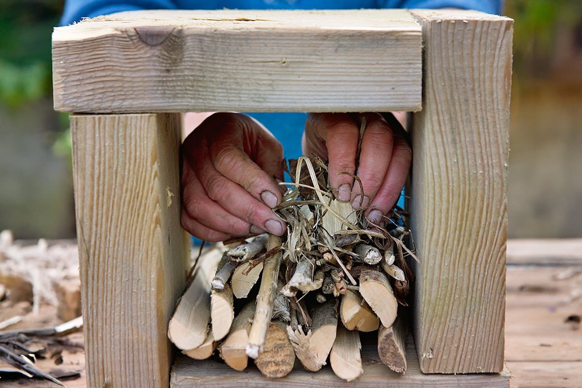 Houten frame met takken die ertussen gezet worden.