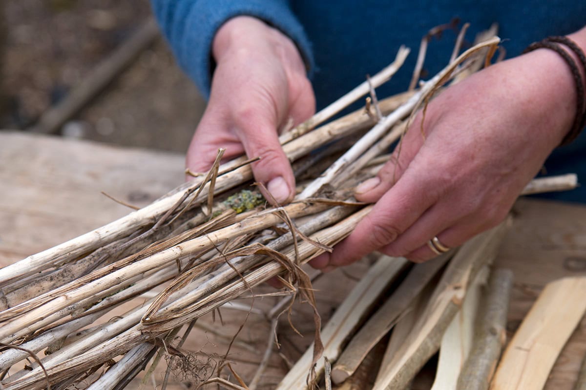 handen hebben takken vast