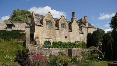 De tuinen en het huis van Snowshill Manor Gardens.
