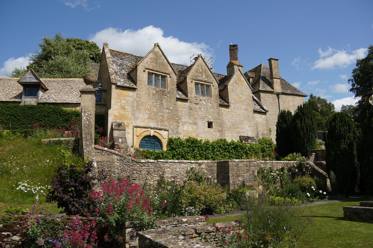 De tuinen en het huis van Snowshill Manor Gardens.