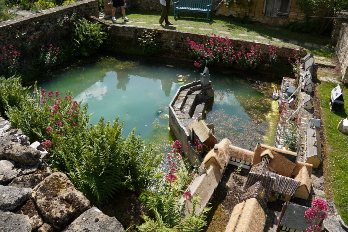 Miniatuurhuisjes in de vijver van Snowshill Manor. 