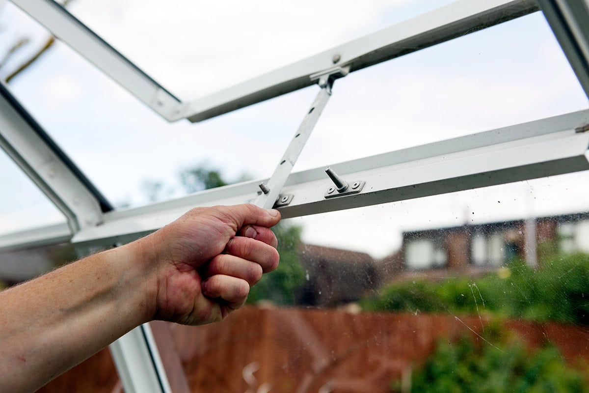 hand draait dakraam van kas open