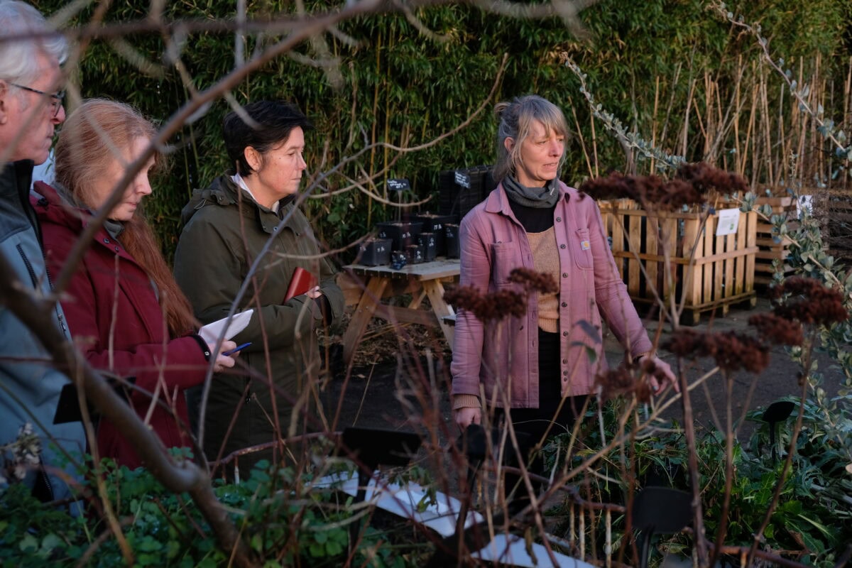 Kweker Yessie tijdens een workshop over de eetbare tuin.