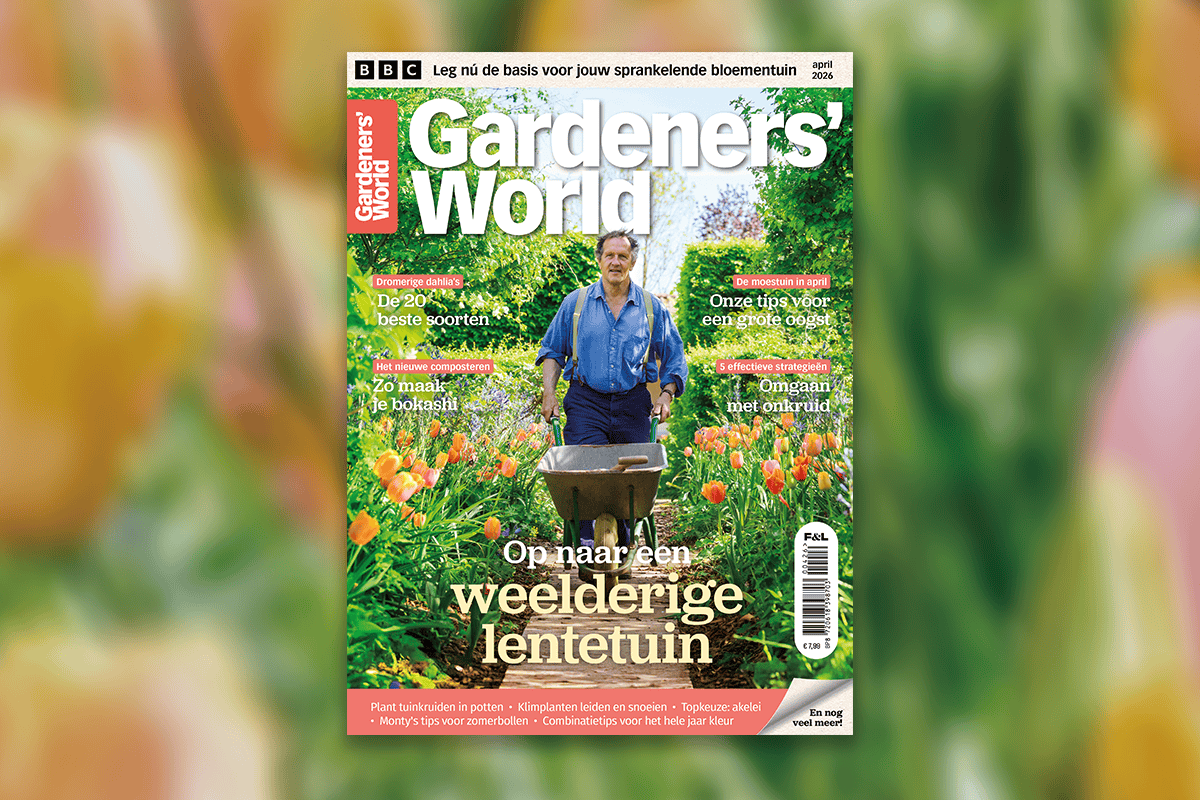 Vervaagde achtergrond met daarvoor de cover van het aprilnummer 2026 van Gardeners' World magazine.