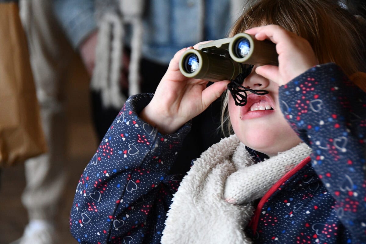 Kind kijkt door verrekijker