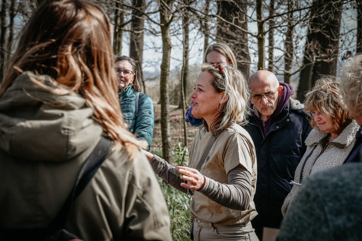 Vrouw legt iets uit aan mensen op de Moestuinbeurs