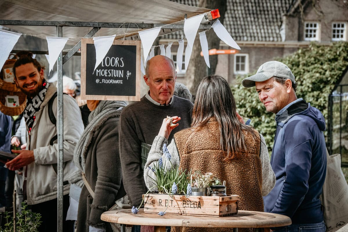 Mensen praten met elkaar op de Moestuinbeurs.