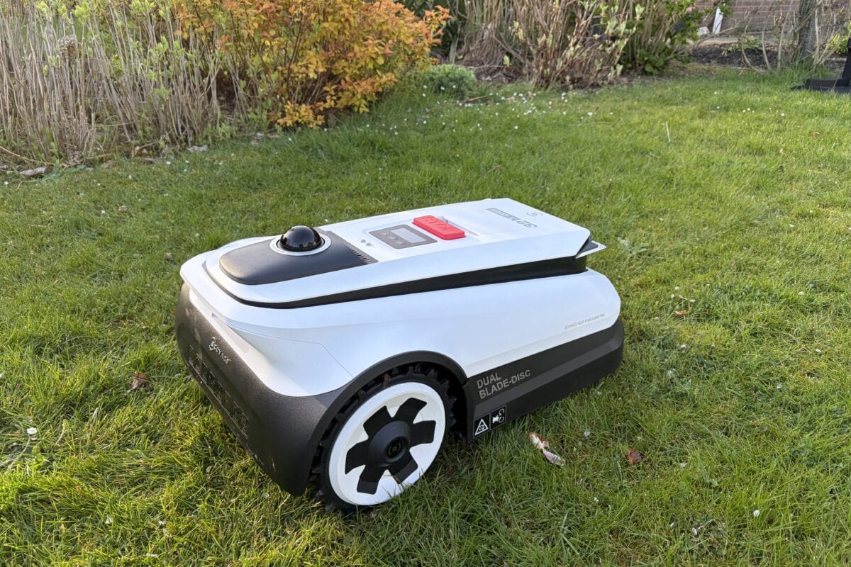 Robotmaaier op gazon in de tuin