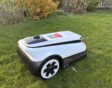Robotmaaier op gazon in de tuin