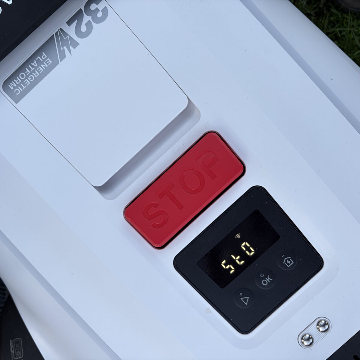 De bovenkant van een robotmaaier