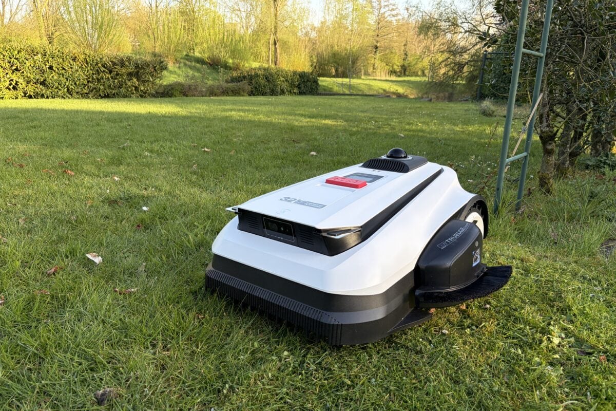 Robotmaaier van Ecovacs op gras.