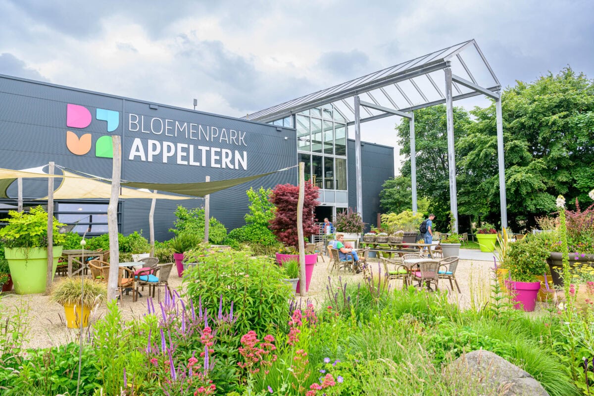 Entree van Bloemenpark Appeltern met terras.